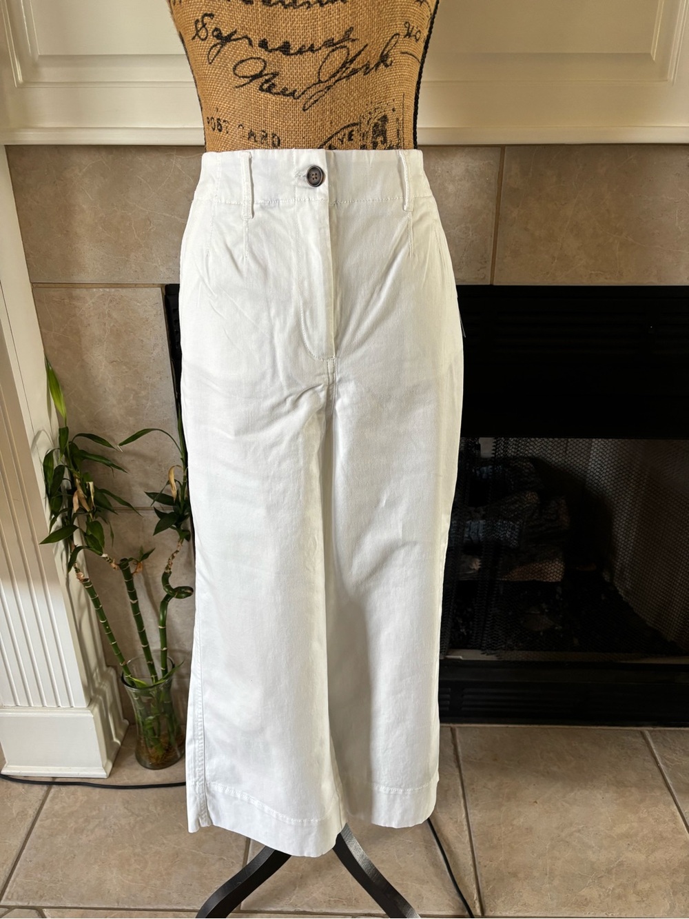 Brand new with tags!  Crown & Ivy White Wide-Leg Cropped Pants